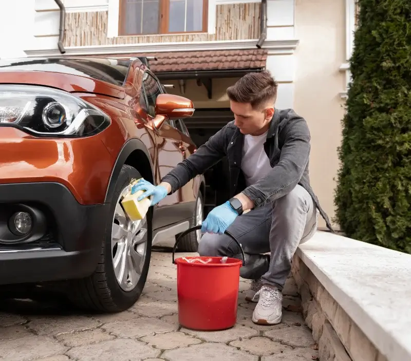 Lavage auto à domicile Pont-de-Labeaume : professionnel intervenant sur un véhicule